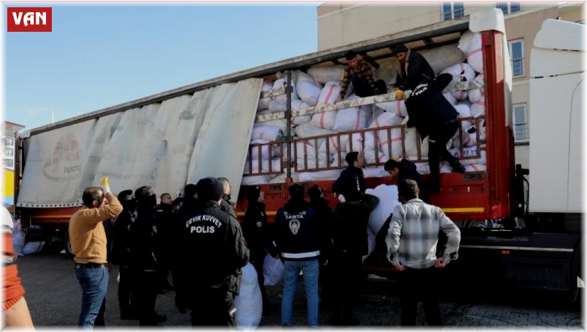 Van'da duygulandıran yardım: Bileziklerini depremzedelere gönderdi