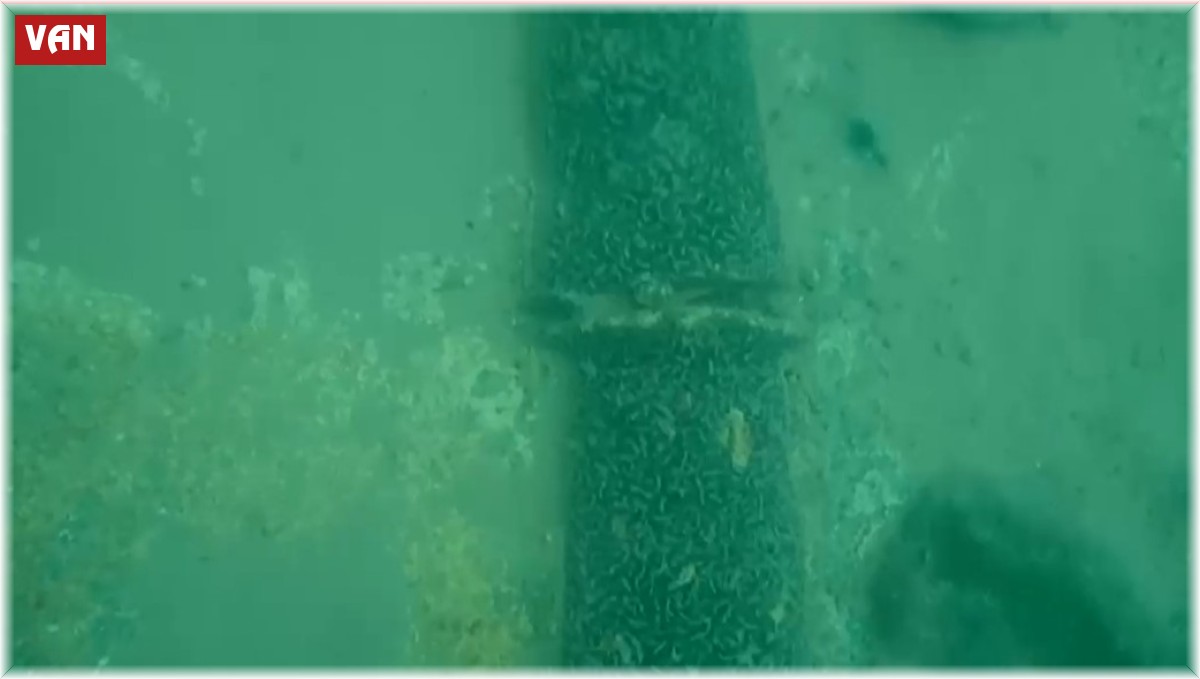 Van'da eğitim dağılışı yapan polisler topraktan imal edilmiş eski boru sistemi buldu