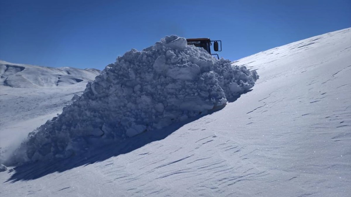 Van'da ekiplerin karla mücadele çalışmaları sürüyor
