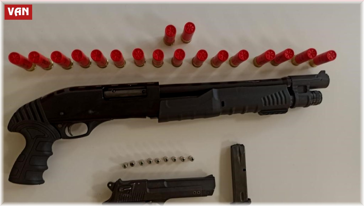 Van'da elektronik sigara ve fişek ele geçirildi