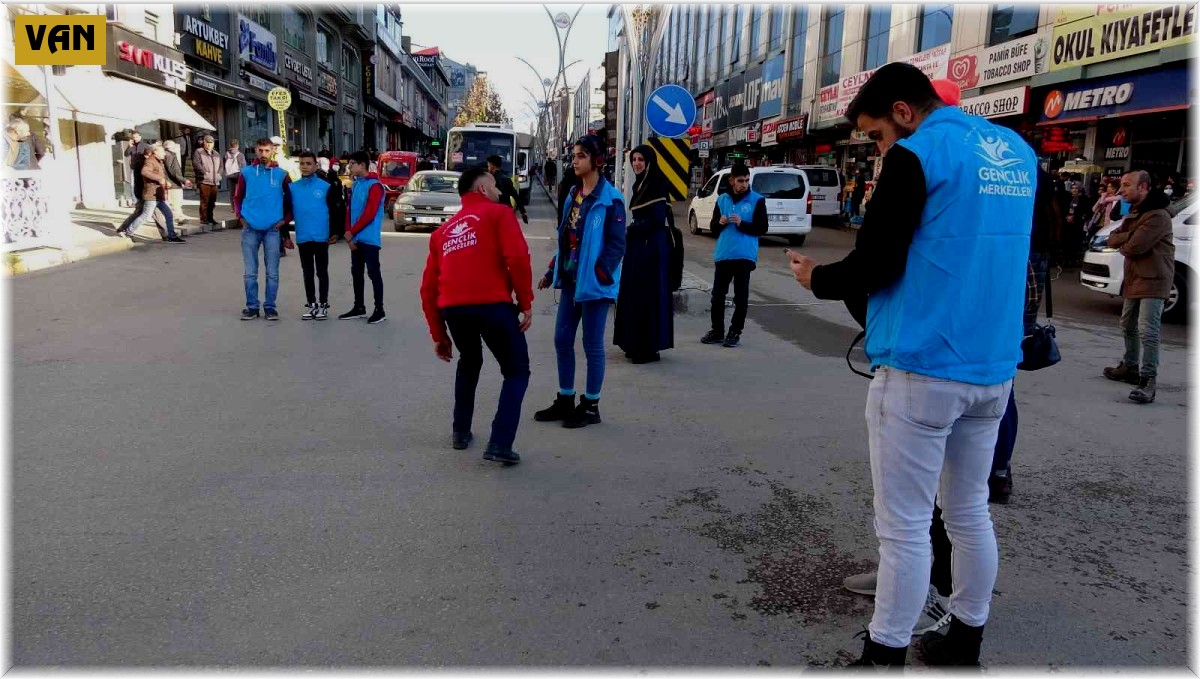 Van'da engelliler için pandomim gösterisi sergilendi