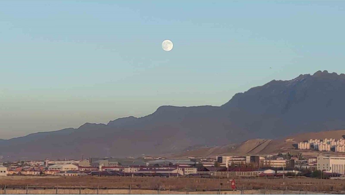 Van'da eş zamanlı güzellik: Ay doğarken güneş battı