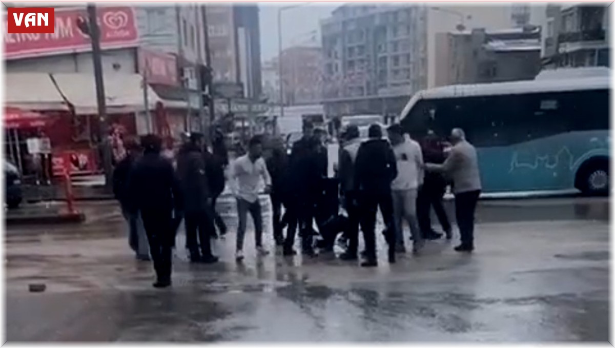 Van'da eşini bıçaklayan şahsa linç girişimi