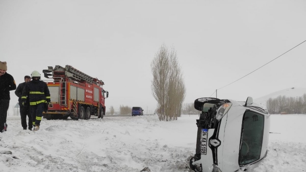 Van'da etkili olan kar yağışı kazaları beraberinde getirdi