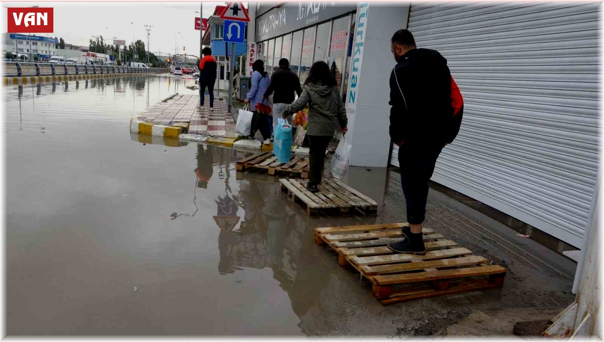 Van'da ev ve iş yerlerini su bastı