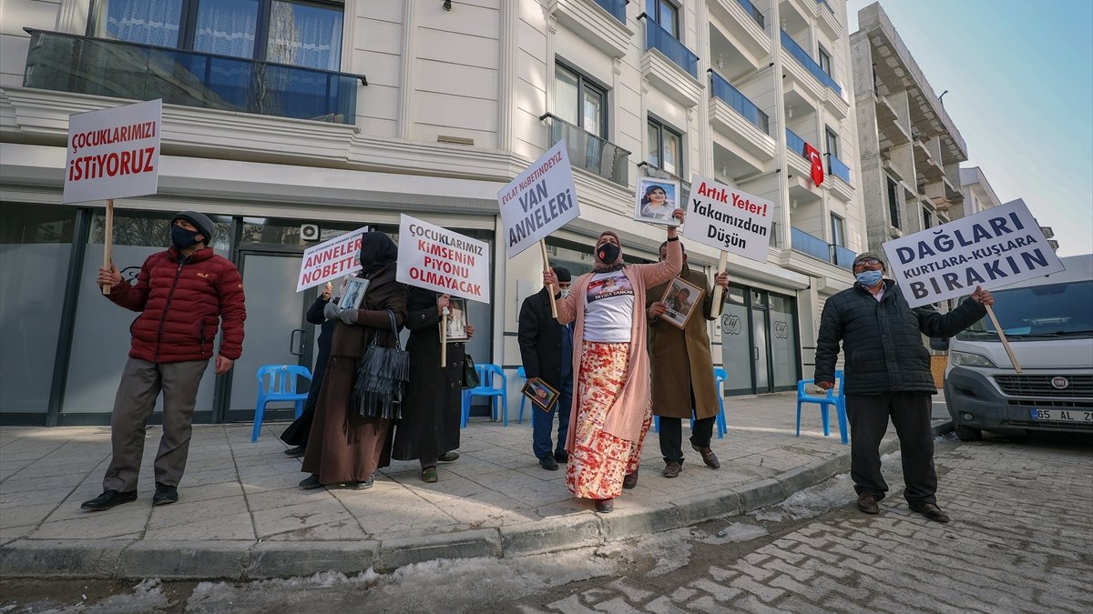 Van'da "evlat nöbeti" başlatan ailelerden çocuklarına "teslim olun" çağrısı