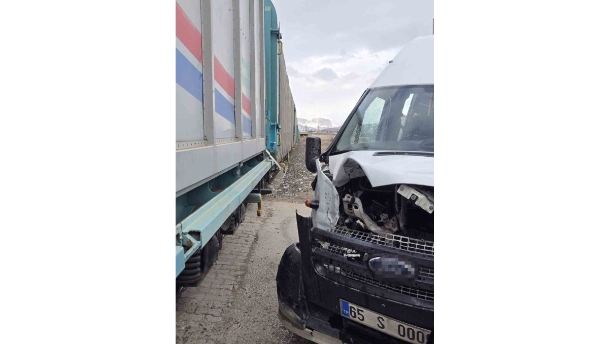 Van'da faciadan dönüldü: Tren ile okul servisi çarpıştı