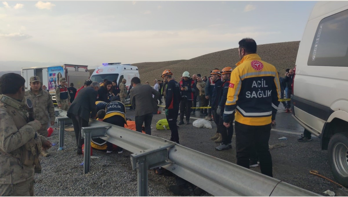 Van'da feci kaza: 6 ölü, 8 yaralı