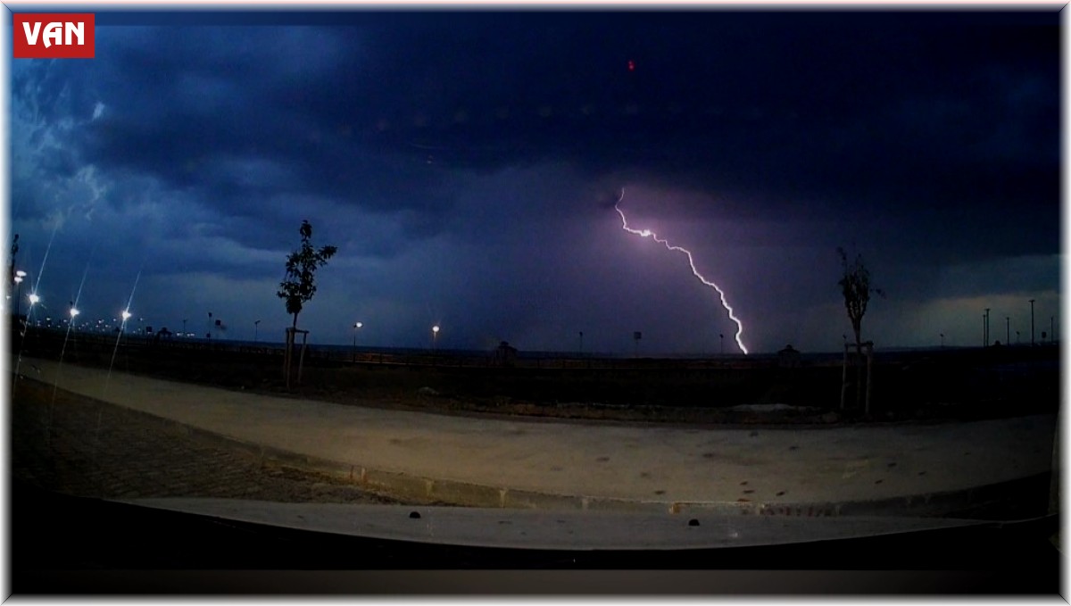 Van'da geceyi aydınlatan şimşekler görsel şölen oluşturdu