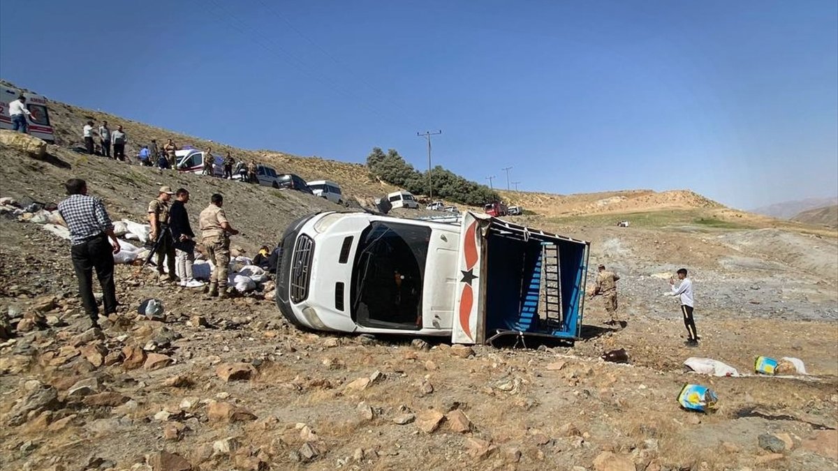 Van'da göçerleri taşıyan kamyonetin devrilmesi sonucu 10 kişi yaralandı