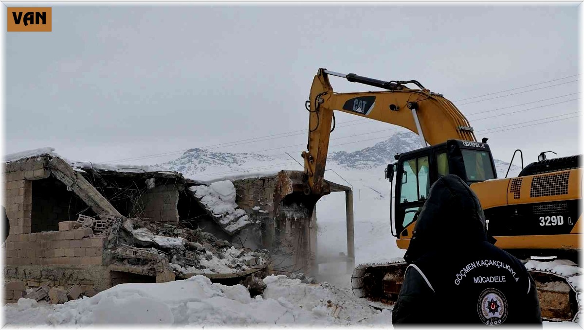 Van'da göçmenlerin barındığı şok evler yıktırıldı