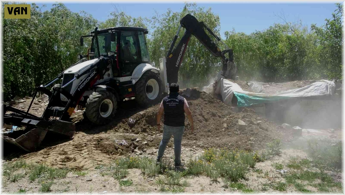 Van'da göçmenlerin geçici barınağı 'şok ev' yıktırıldı