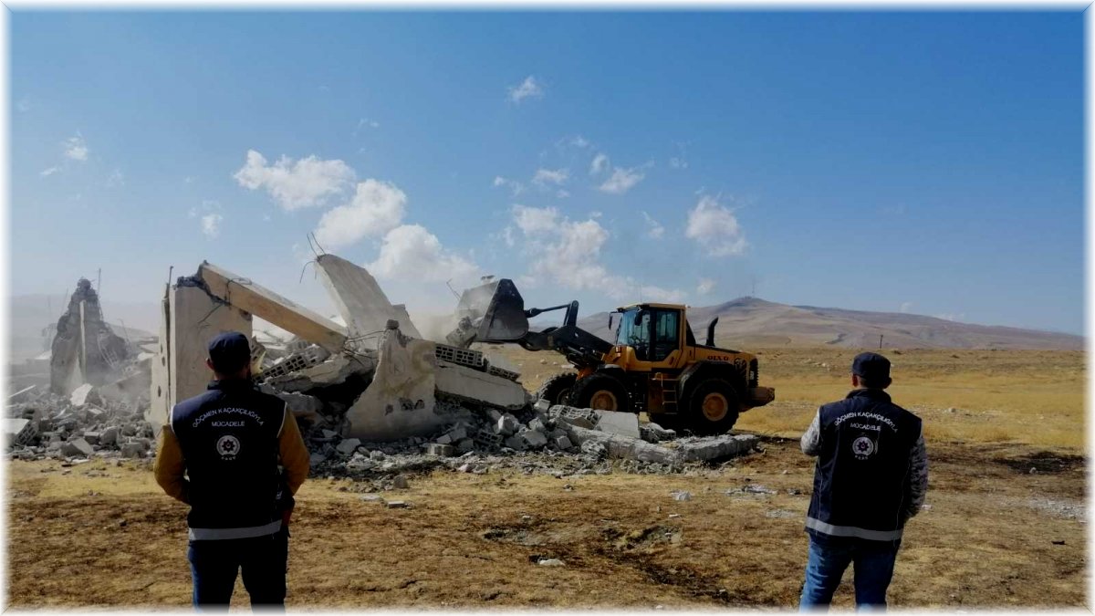 Van'da göçmenlerin saklandığı 5 'şok ev' yıkıldı