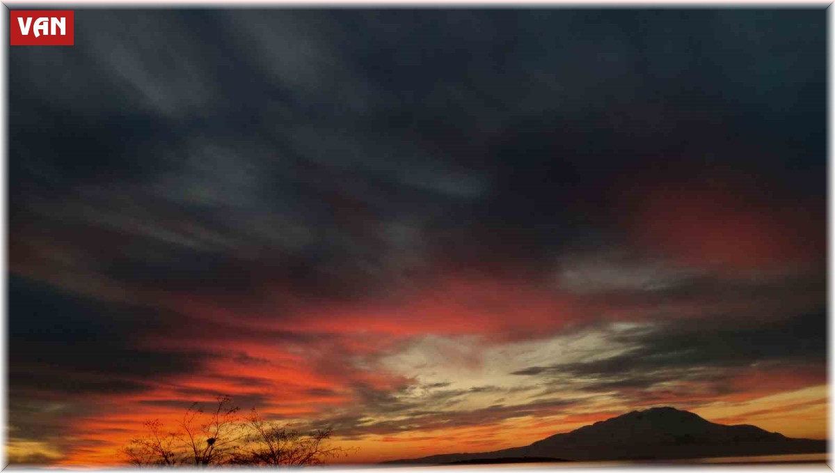 Van'da gökyüzü kızıla boyandı
