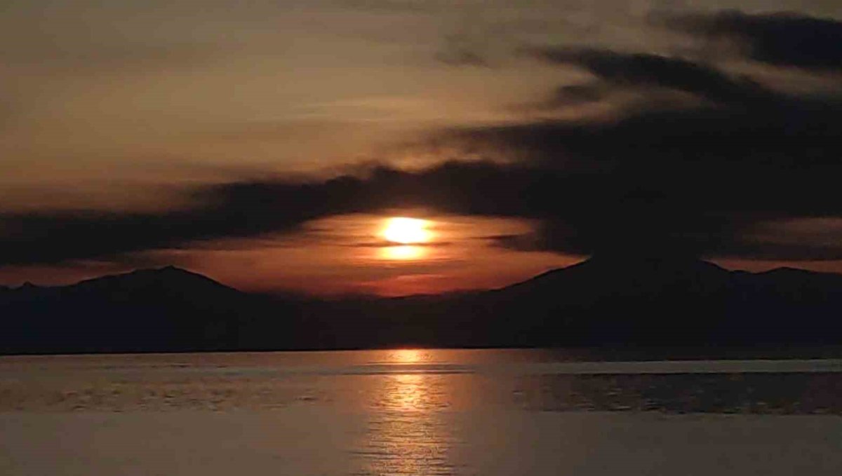 Van'da gökyüzü nöbet değişimi: Güneş çekildi, ay sahneye çıktı