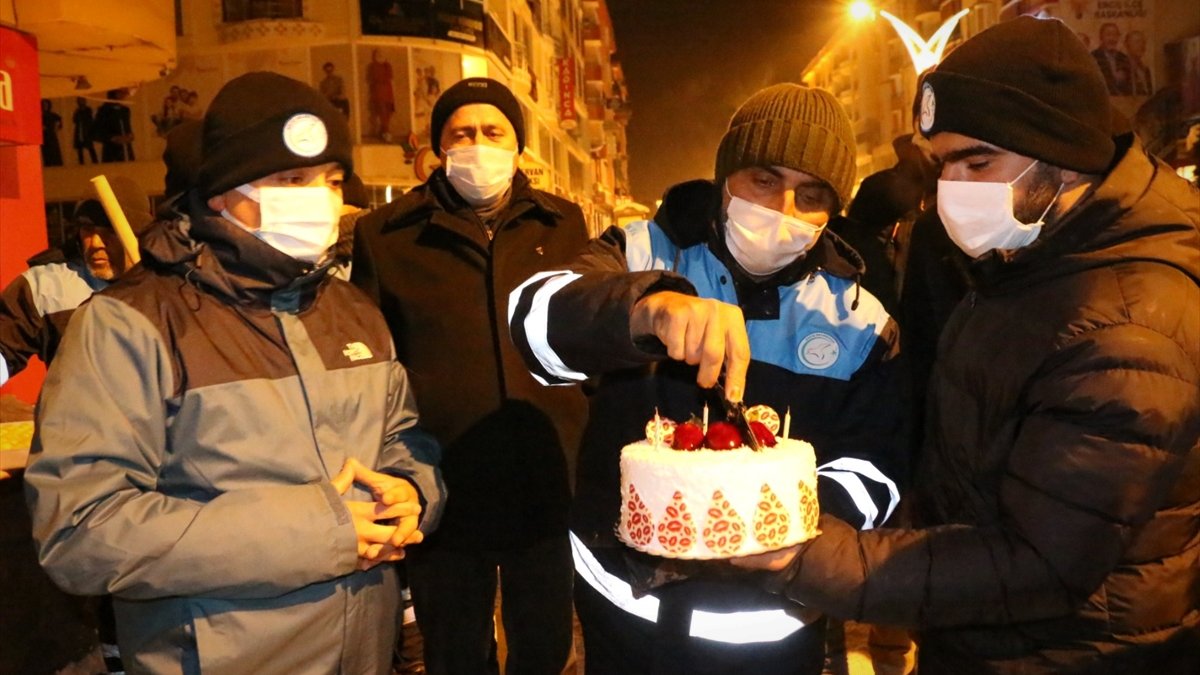 Van'da görevi başındaki belediye işçisine doğum günü sürprizi duygulandırdı