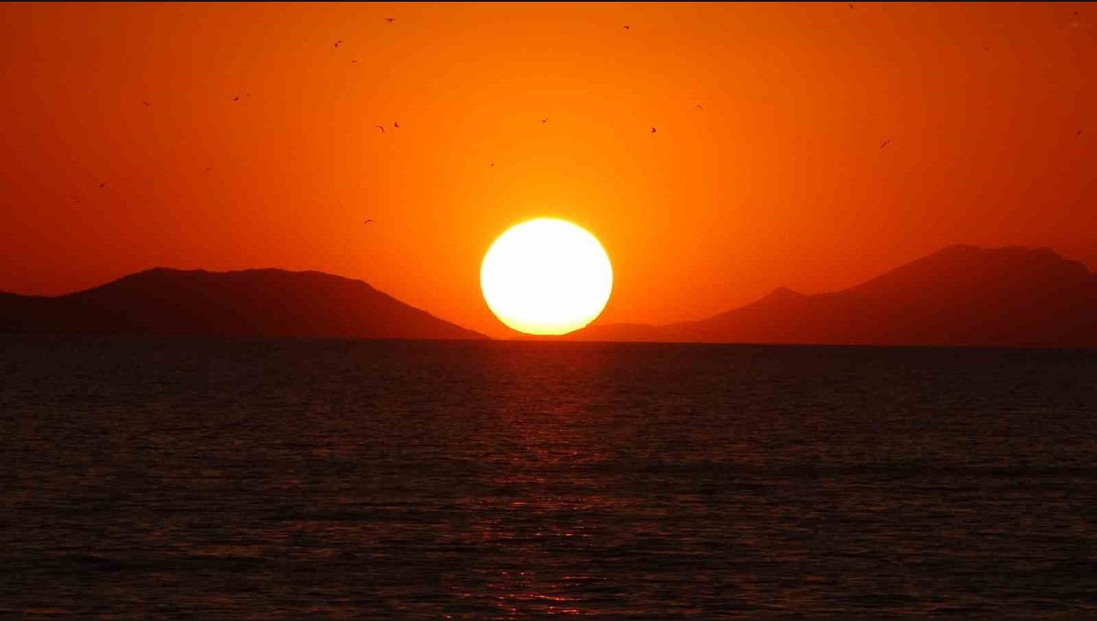 Van'da gün batımı ve ayın doğuşu mest etti