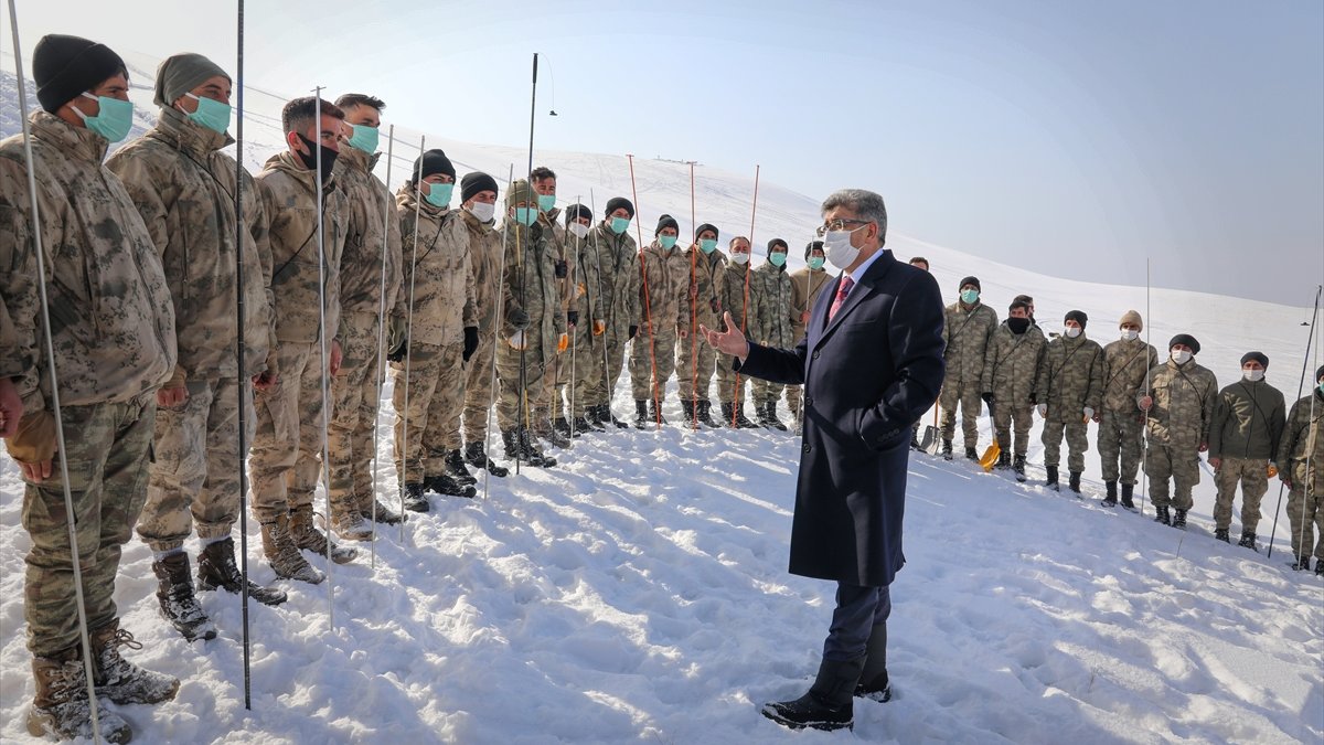 Van'da güvenlik korucularının 2 bin 225 rakımdaki çığ tatbikatı nefes kesti