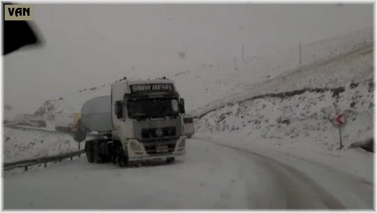 Van'da Güzeldere Geçidi'nde onlarca araç mahsur kaldı