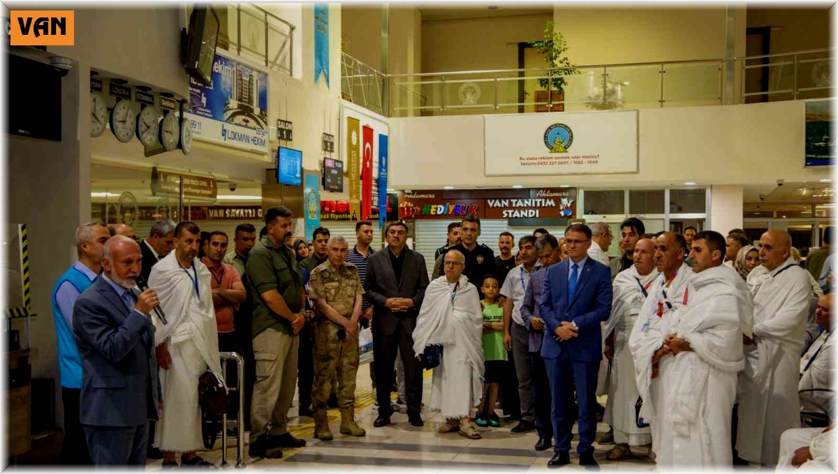 Van'da hacı adayları 2 yıl aradan sonra kutsal topraklara dualarla uğurlandı