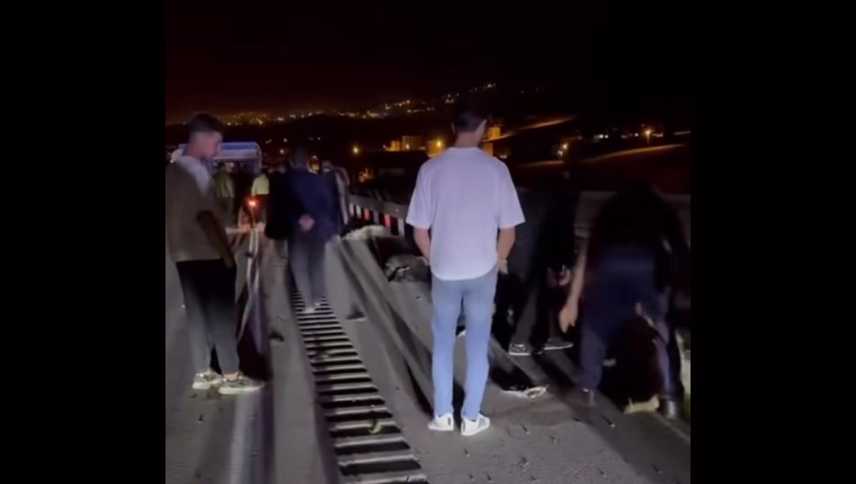 Van'da hafif ticari kamyonet sürüye çarptı; 8 koyun telef oldu