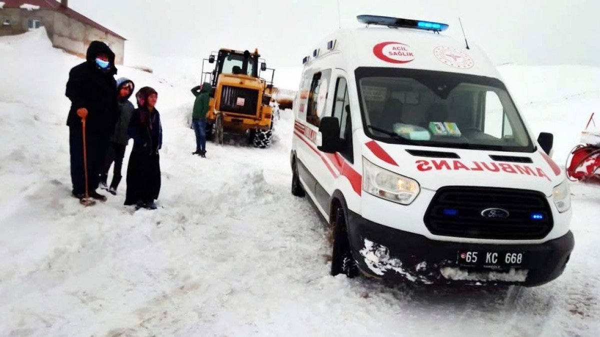 Van'da hasta kurtarma ve karla mücadele çalışması