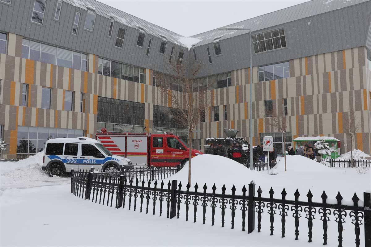 Van'da hastanenin giriş bölümünün kar nedeniyle çökmesi sonucu 9 kişi yaralandı