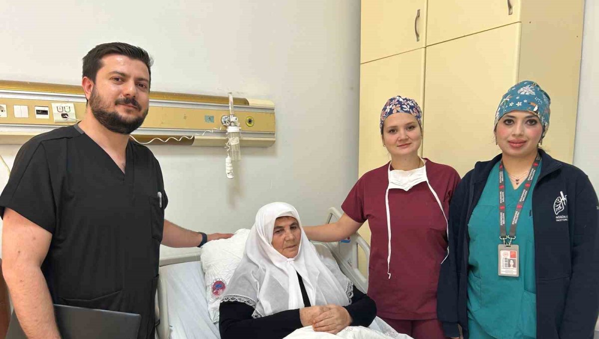 Van'da hastanın göğüs kafesi açılmadan akciğerin yarısı çıkarıldı