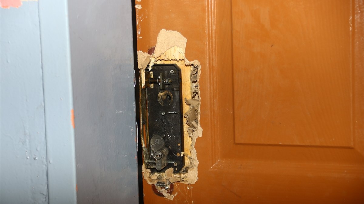 Van'da hırsızlar kapısını kırarak girdikleri okula zarar verdi