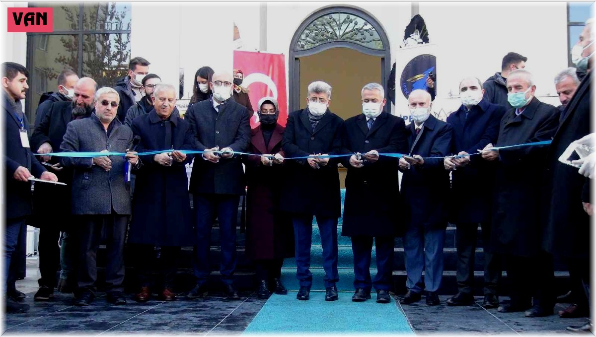 Van'da "Hüsn-i Hat ve Gülistan" sergisi