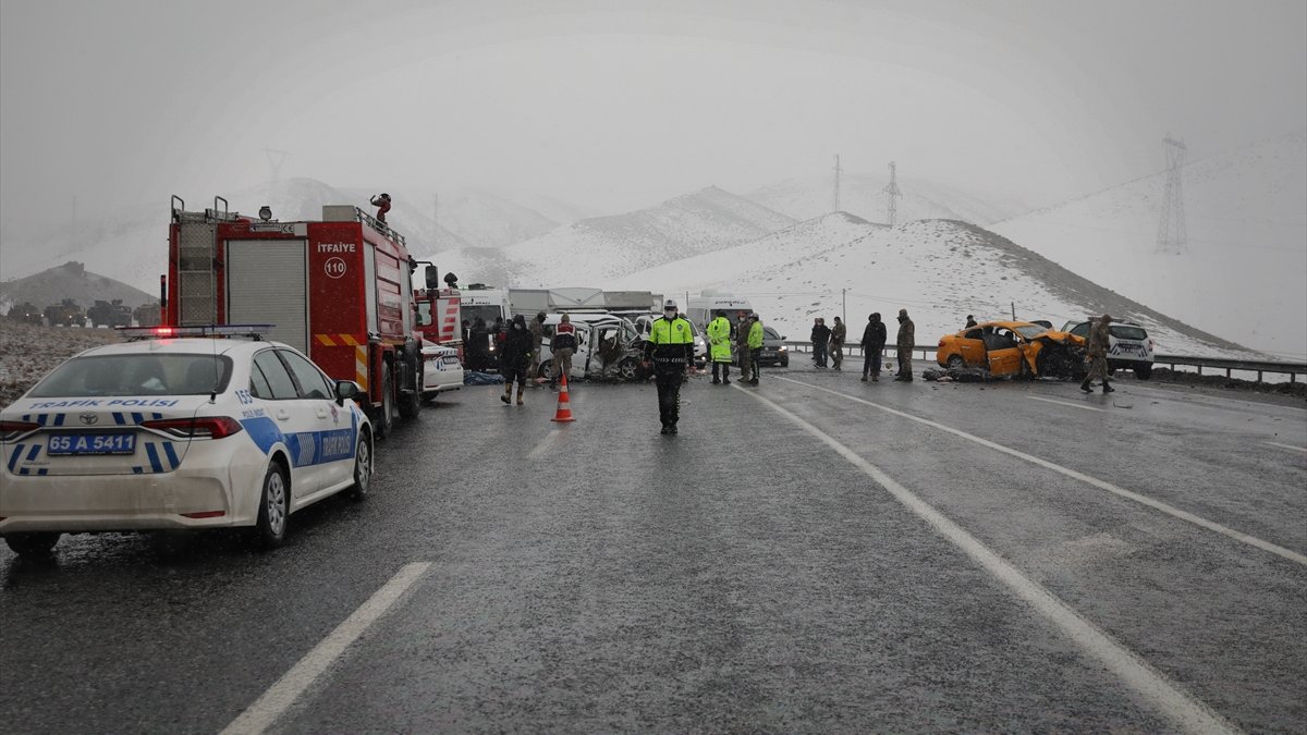Van'da iki aracın çarpıştığı kazada ilk belirlemelere göre 3 kişi yaşamını yitirdi