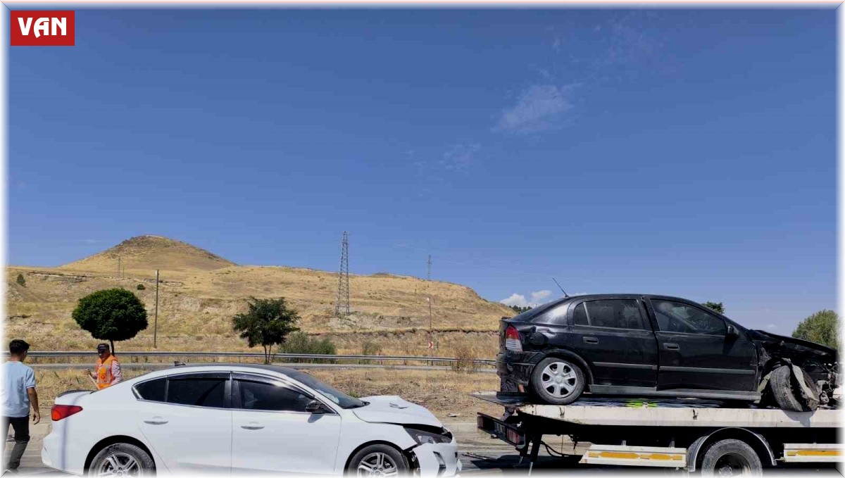 Van'da iki otomobil kavşakta çarpıştı: 2 yaralı