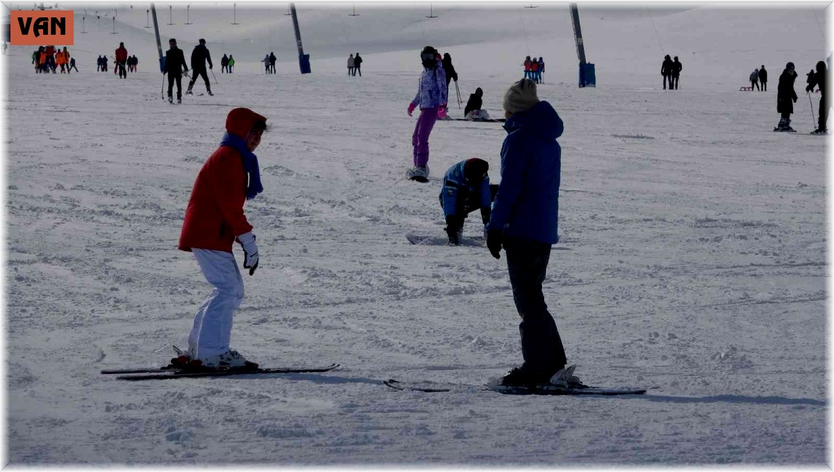 Van'da ilk kez kayakla tanışan çocuklar eğlenceli vakit geçiriyor