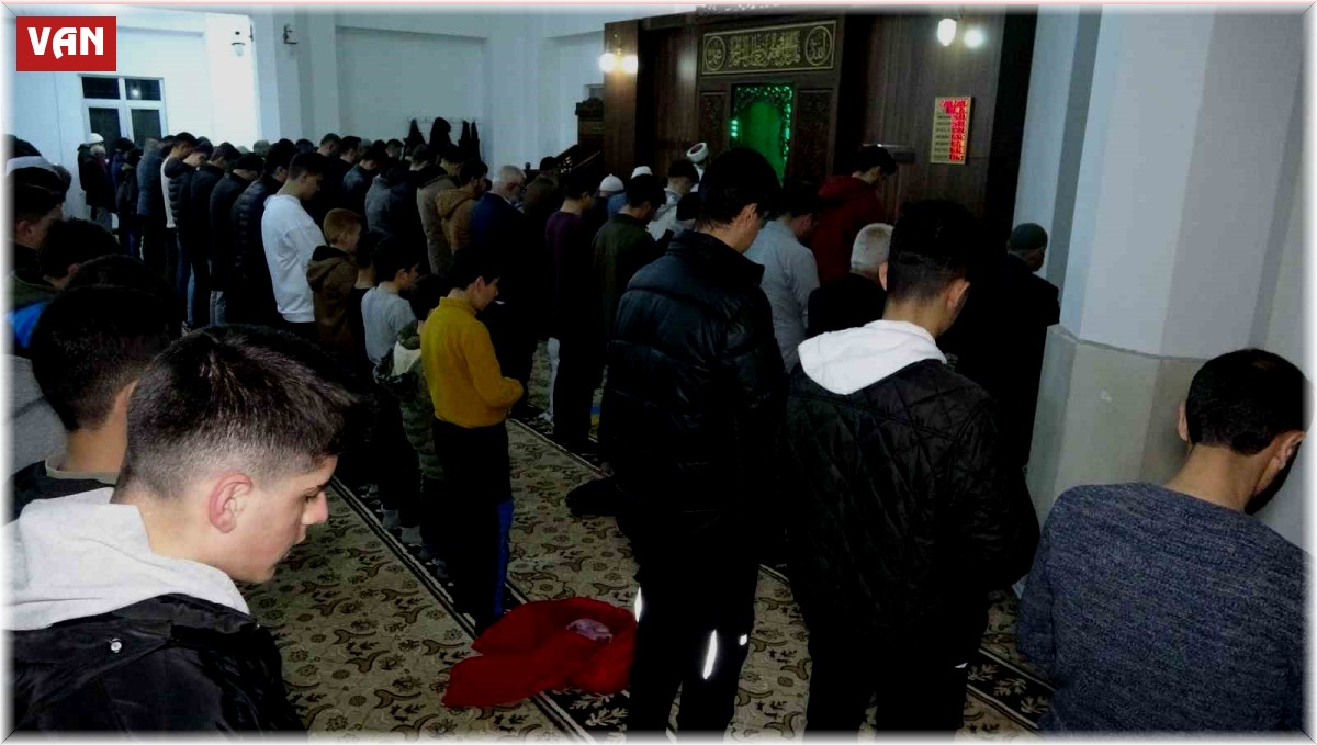 Van'da ilk teravih namazı kılındı