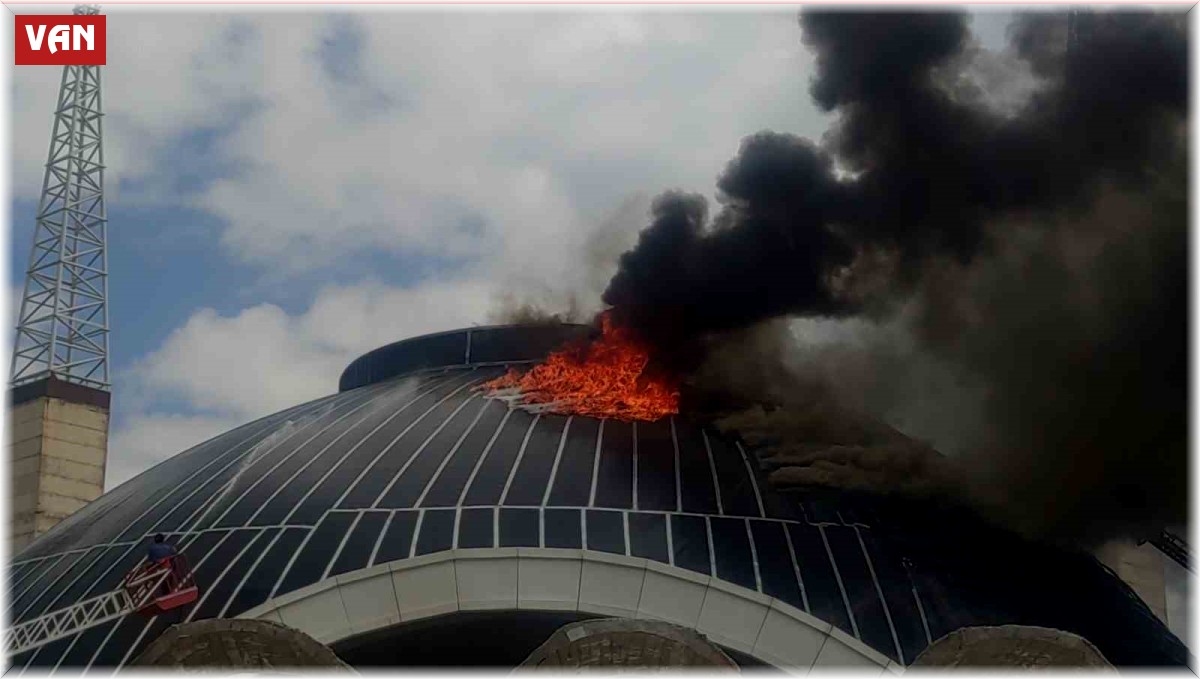 Van'da inşaat halindeki camide yangın