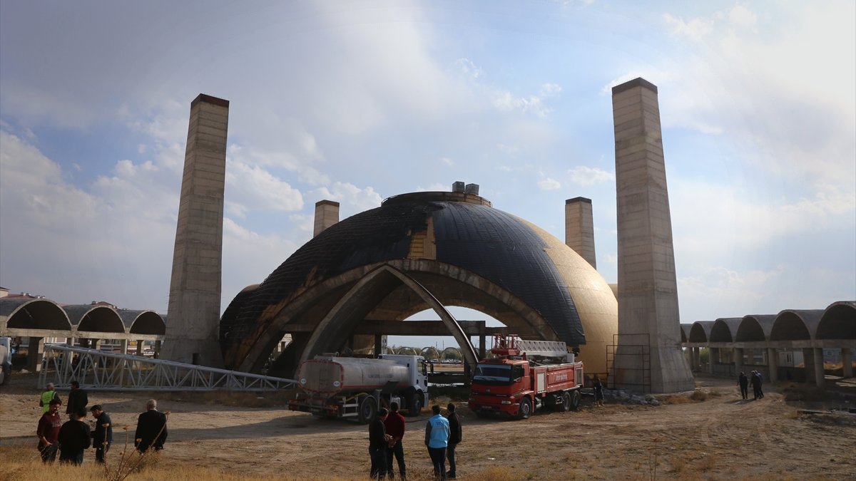 Van'da inşaat halindeki caminin çatısında çıkan yangın söndürüldü