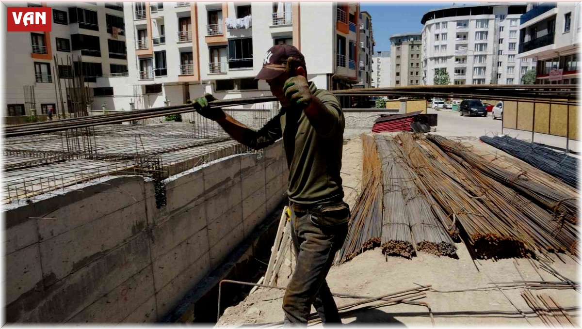 Van'da inşaat işçilerinin sıcaklarla mücadelesi başladı