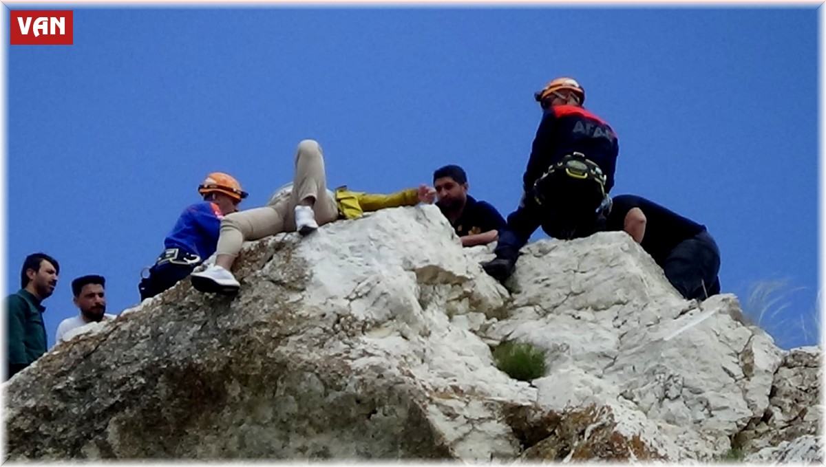 Van'da intihar girişiminde bulunan şahıs kayalıklarda baygınlık geçirdi