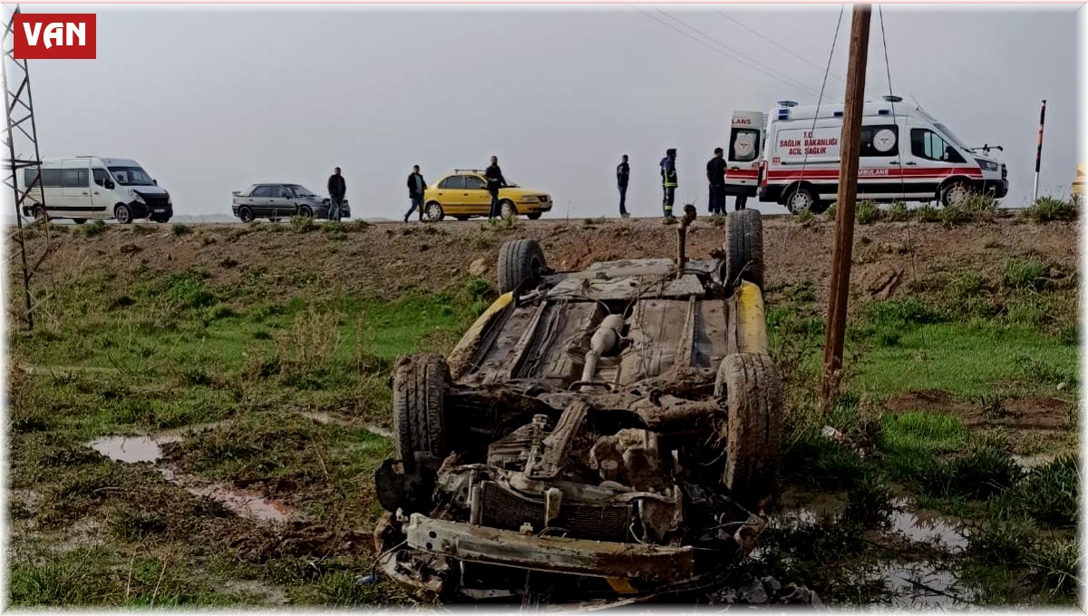 Van'da İran plakalı otomobil kaza yaptı: 1 yaralı