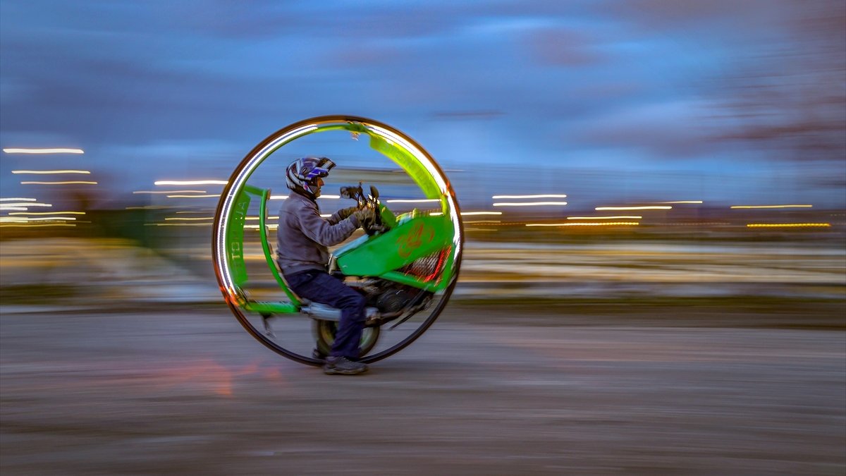 Van'da İranlı heykeltıraşın yaptığı tek tekerlekli motosiklet görenleri şaşırtıyor