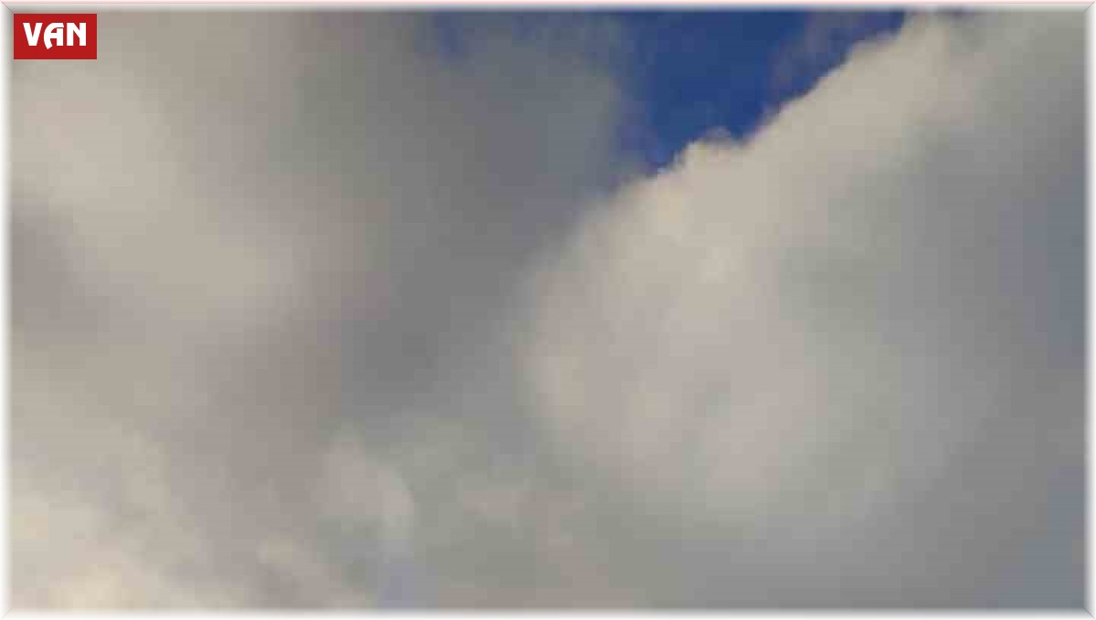 Van'da iş makinesinin üzerine çığ düştü