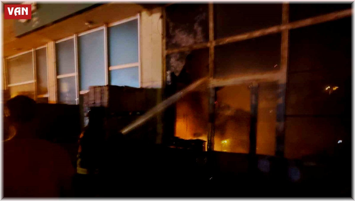 Van'da iş yeri yangını