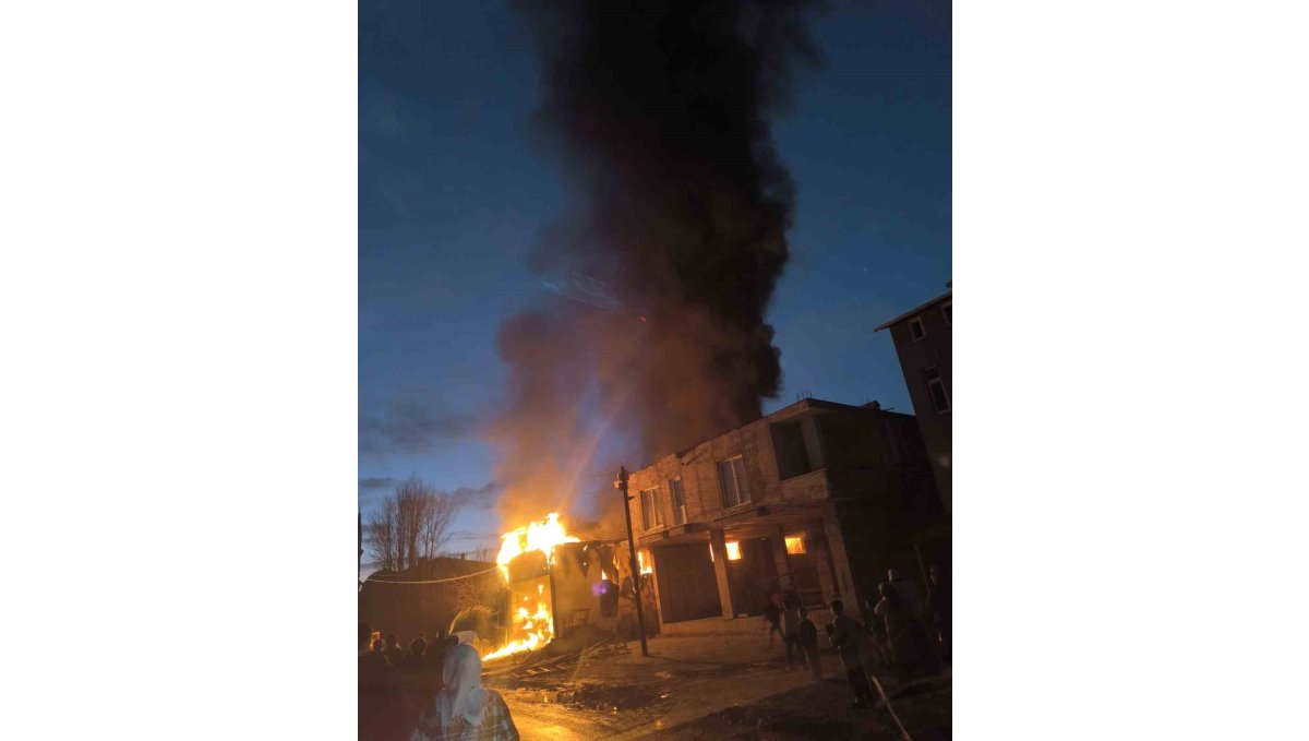 Van'da iş yerinde yangın paniği