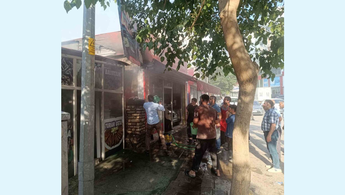 Van'da iş yerinde yangın paniği: İlk müdahaleyi vatandaşlar yaptı