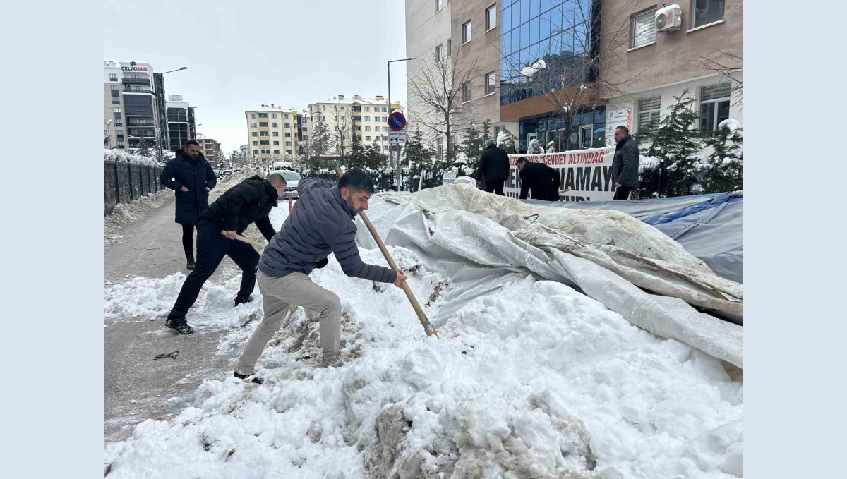 Van'da işten çıkarılan işçilerin eylem çadırı kar yağışı nedeniyle çöktü