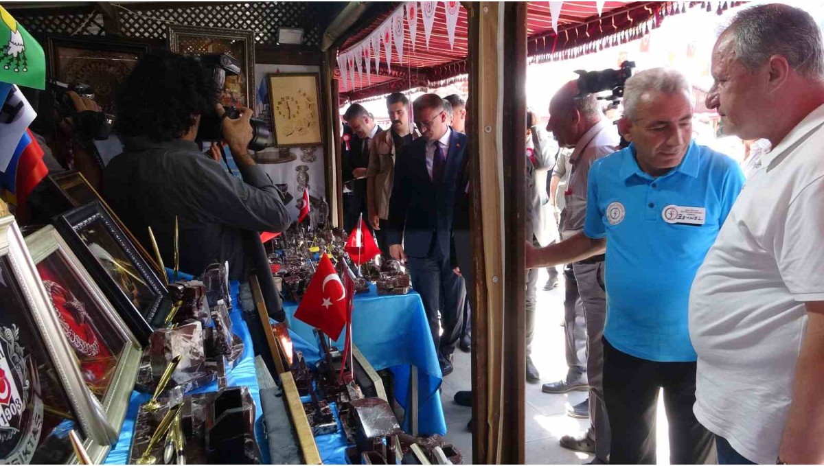 Van'da "İşyurtları Ürün ve El Sanatları Fuarı" kapılarını açtı