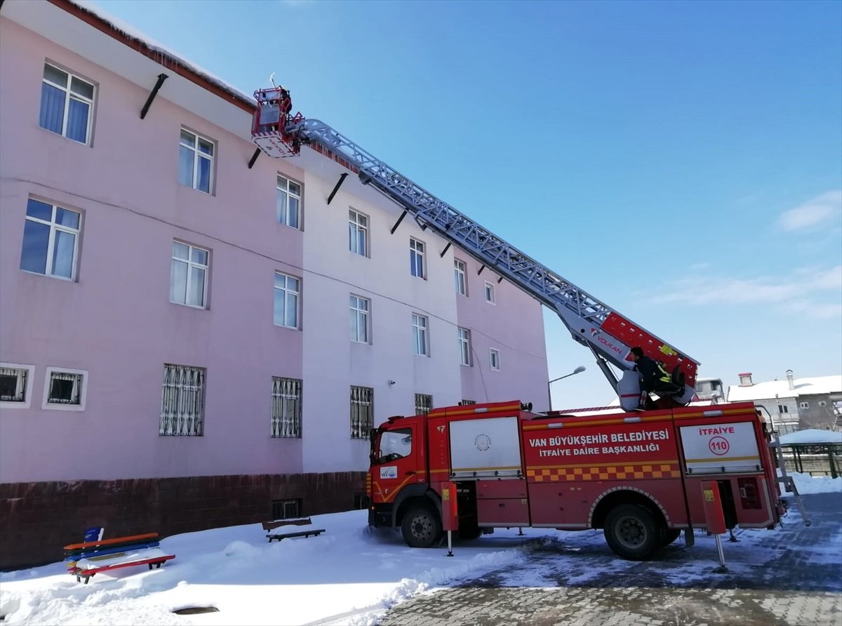 Van'da itfaiye ekipleri çatılardaki buz sarkıtlarını temizledi