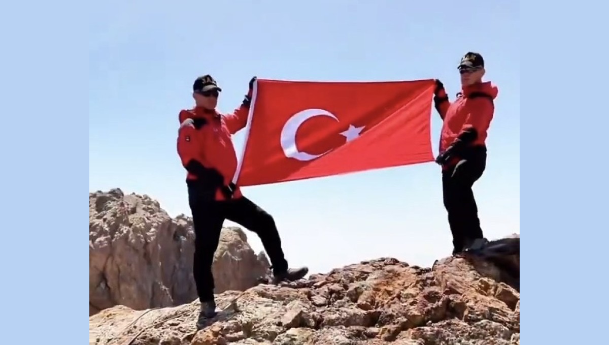 Van'da JAK ekipleri Erek Dağı zirvesinde Türk bayrağını dalgalandırdı
