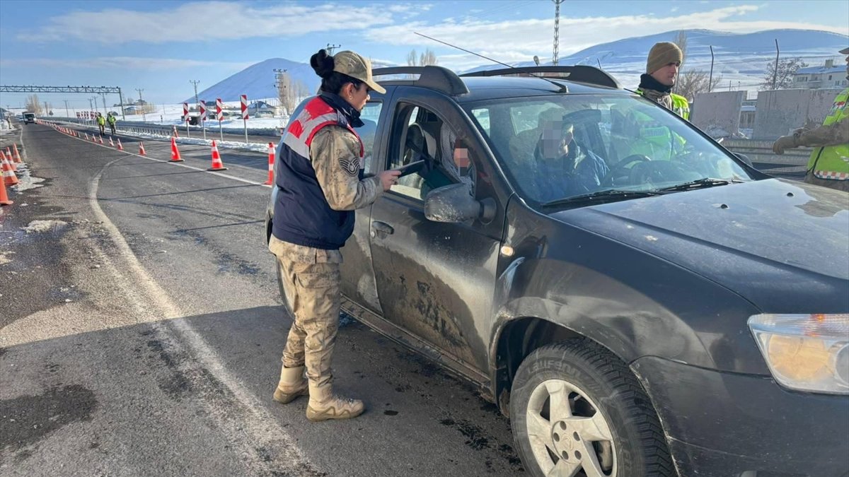Van'da jandarma ekipleri KADES uygulamasını tanıttı