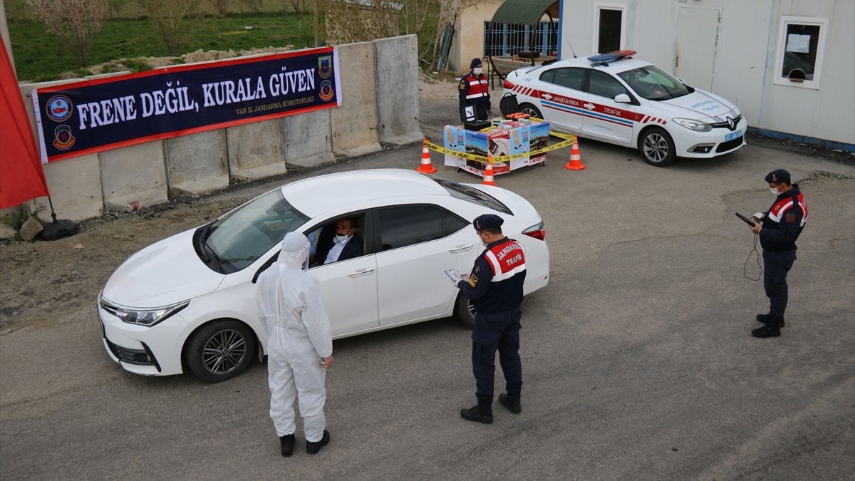 Van'da jandarmadan trafik uygulaması